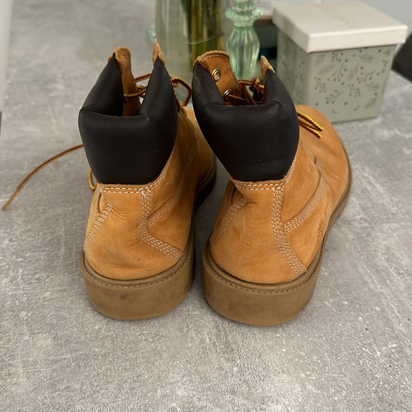 Timberlands Women 6” - Picture 4 of 4